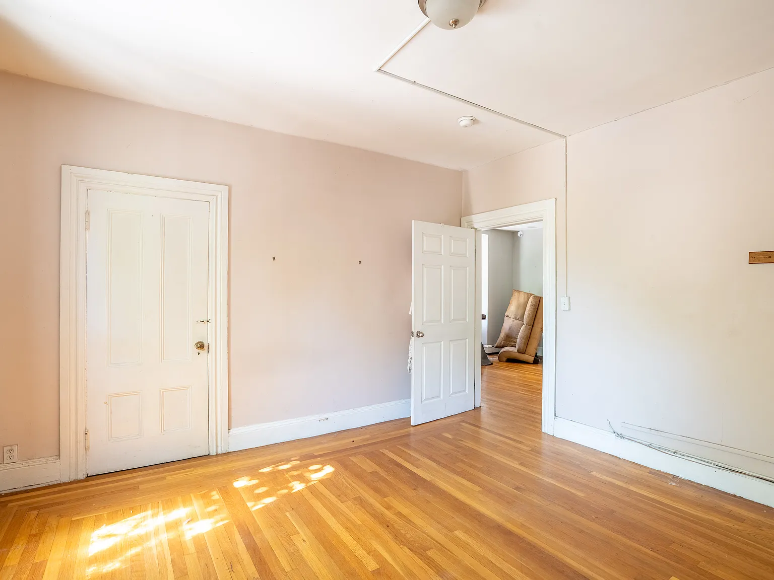 3 bed, 1143 sqft, $2,200 — Photo 2
