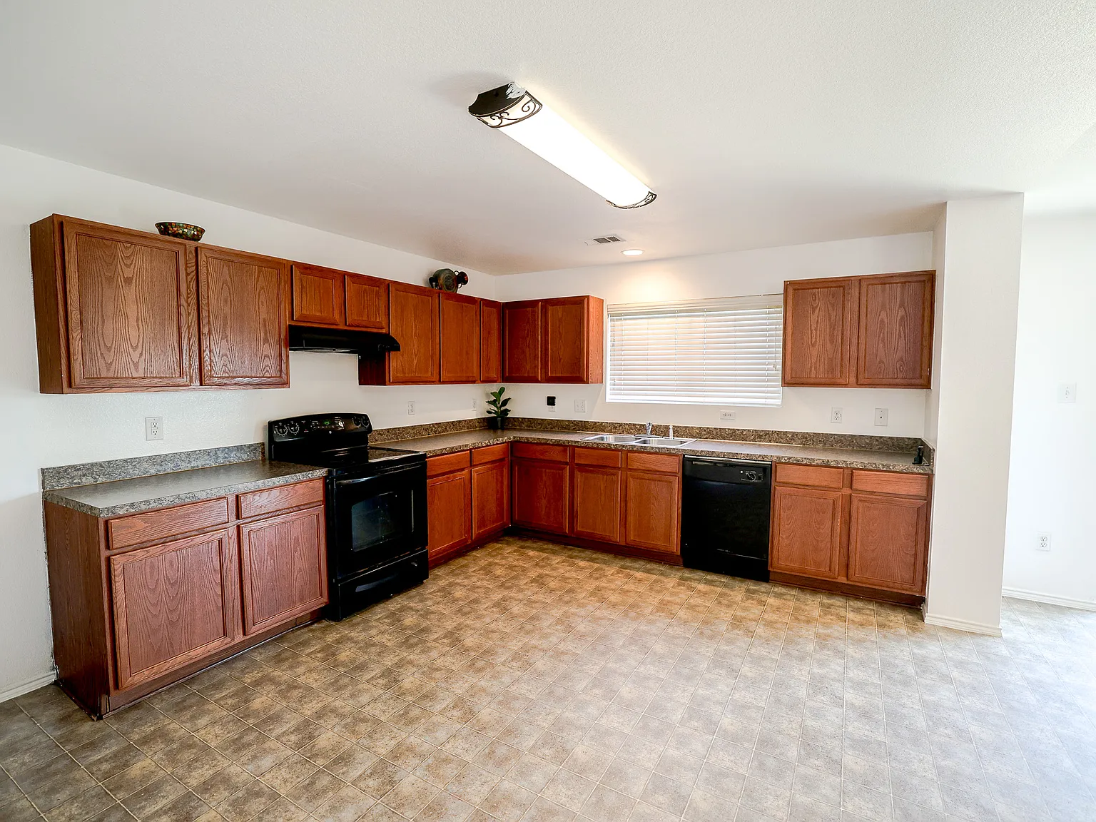 3 bed, 2.5 bath, 2024 sqft, $2,100 — Photo 4