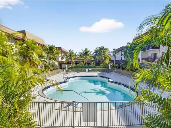 7483 SW 82nd St #325, Miami, FL 33143