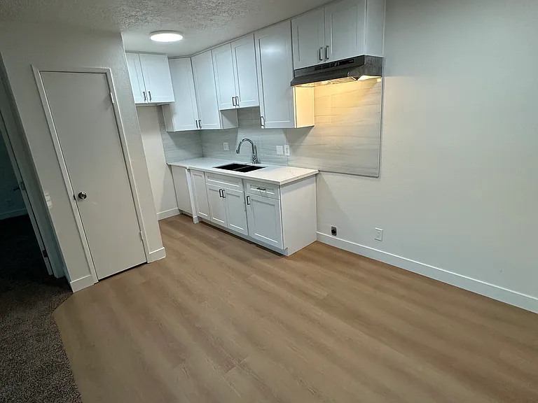 270 W Alamar Ave #8 — Photo 4