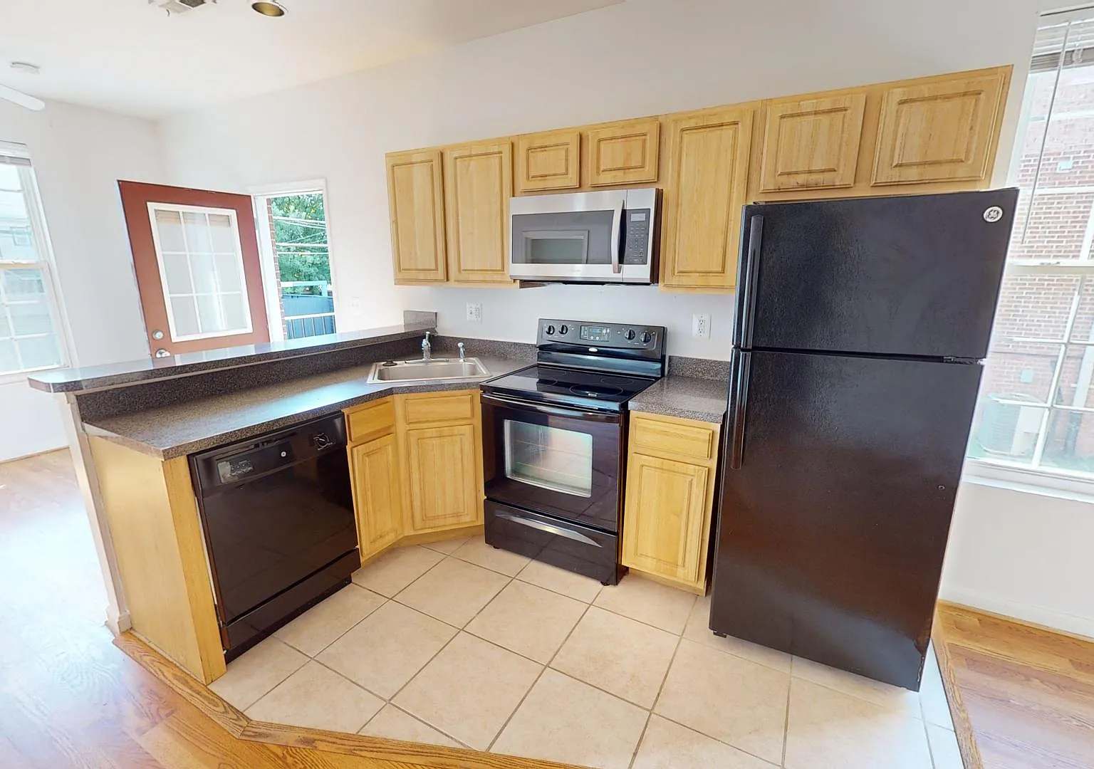 2 bed, 899 sqft, $2,298 — Photo 1