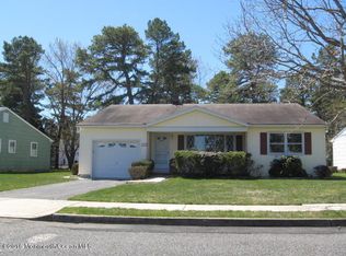 17 Edgewater Dr, Toms River, NJ 08757