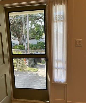 2nd image of 923 Octavia St