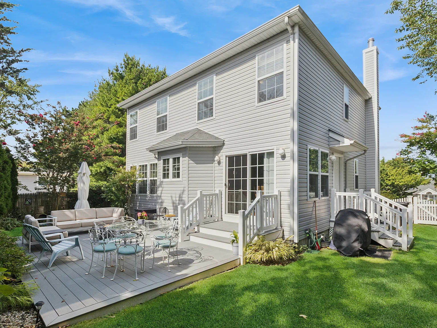 Hampton Bays Four Bedroom, Steps to Bay Beach — Photo 4