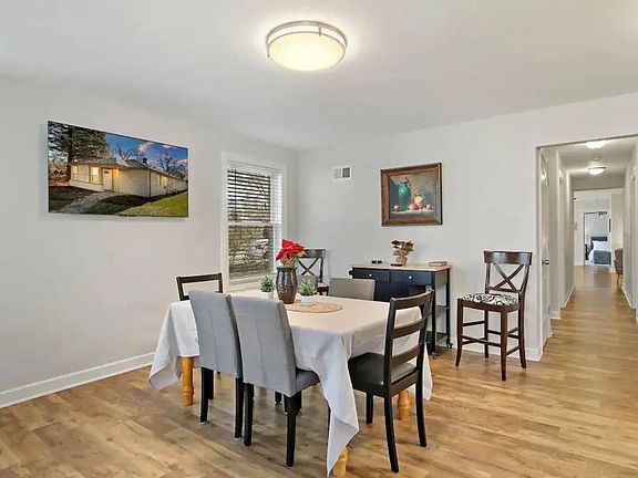 3rd image of 841 E Rockland Rd