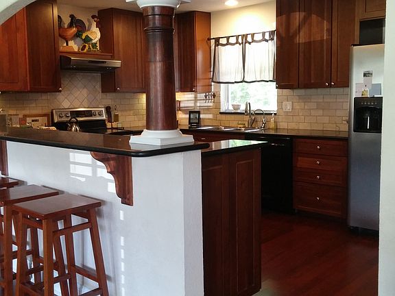 Large kit. w/ breakfast bar