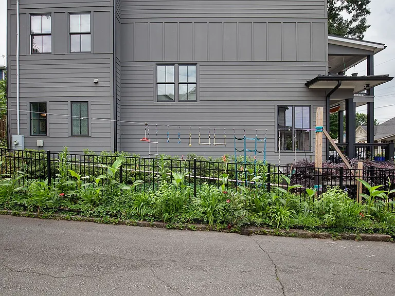 702 Grant Ter SE — Photo 2