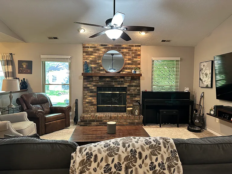 1121 N Briarwood Dr — Photo 12