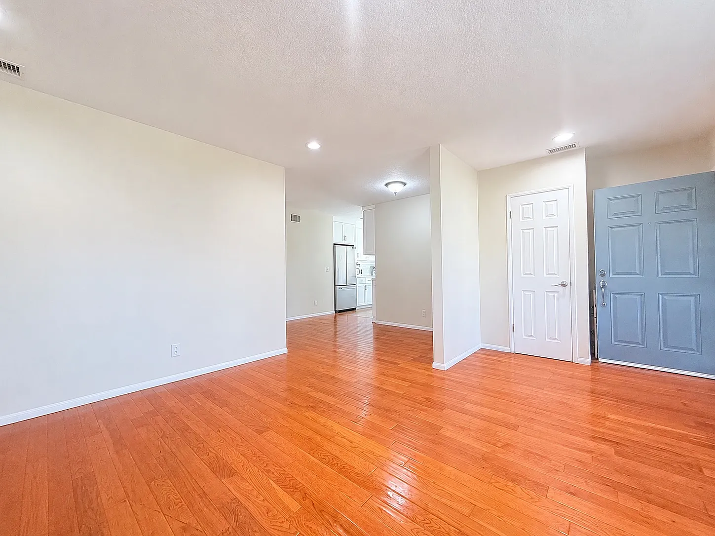 3 bed, 1150 sqft, $4,295 — Photo 3