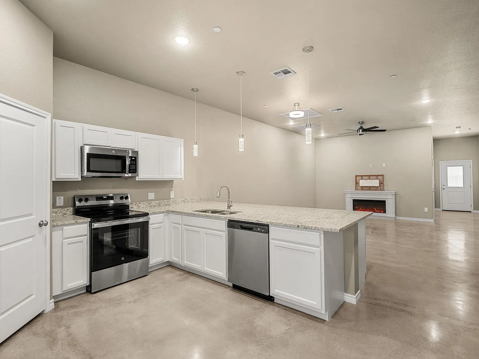 3 bed, 2.0 bath, 1604 sqft, $2,000 — Photo 4
