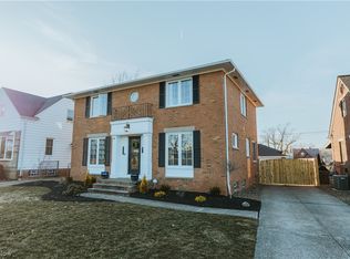 6522 Ridgewood Lakes Dr, Parma, OH 44129