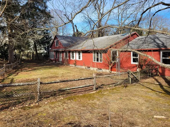 128 Amherst Rd, Pelham, MA 01002