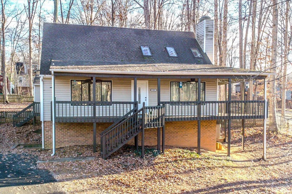 103 Colonial Ct photo 1
