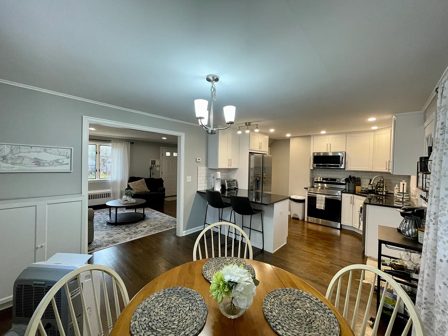 3 bed, 1.0 bath, 1100 sqft, $2,450 — Photo 3