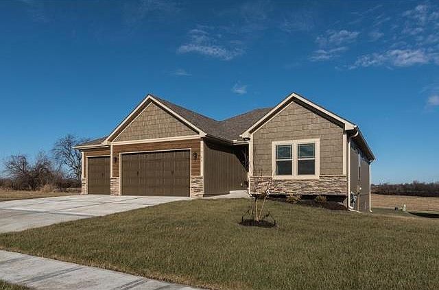 10700 Country Lane, Peculiar, Missouri....pretty Craftsman Ranch