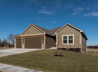 10700 Country Ln, Peculiar, MO 64078