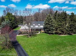 9330 Blueberry Hl, Howell, MI 48843