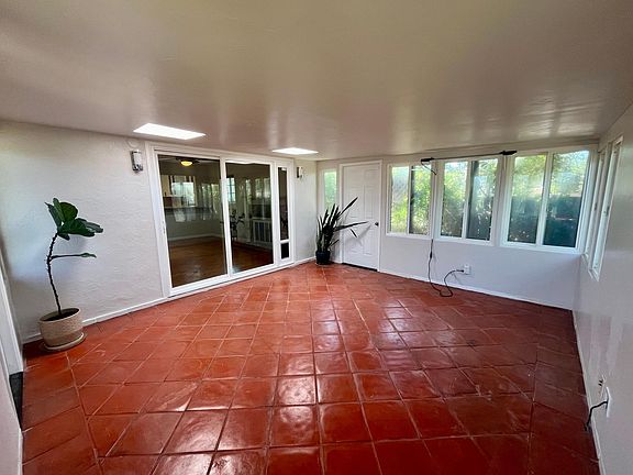 Sun room can be used as an entertainment space, a leisure space, a family room, dining room, a home office, a room for hobbies and much more.