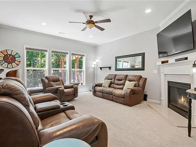 5825 Weddington Dr — Photo 4