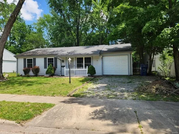 9 Scarlet Dr, Belleville, IL 62220