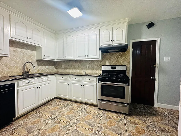 2308 Bennington St — Photo 10