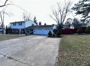 150 Woodview Ln, Green Bay, WI 54301