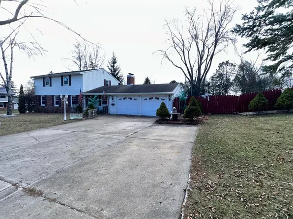 150 Woodview Ln, Green Bay, WI 54301
