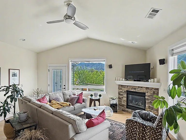 910 Stoneridge Ave — Photo 3