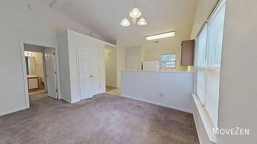Building Photo - 305 Saint Rosea Dr
