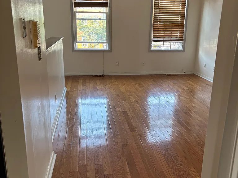 896 Longwood Ave — Photo 7