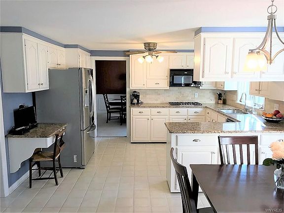 2nd image of 20 Valley Brook Ln