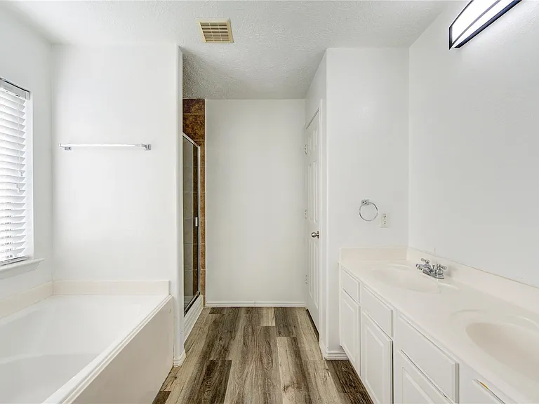 7930 Northfork Hollow Ln — Photo 32