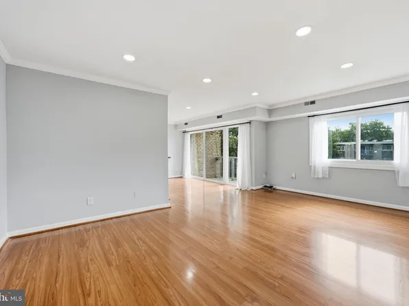 2901 Charing Cross Rd APT 11, Falls Church, VA 22042