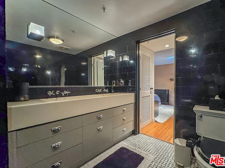 1037 N Laurel Ave #10B — Photo 16