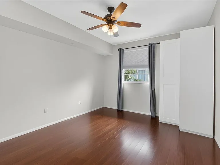 225 NE 1st St #301 — Photo 4