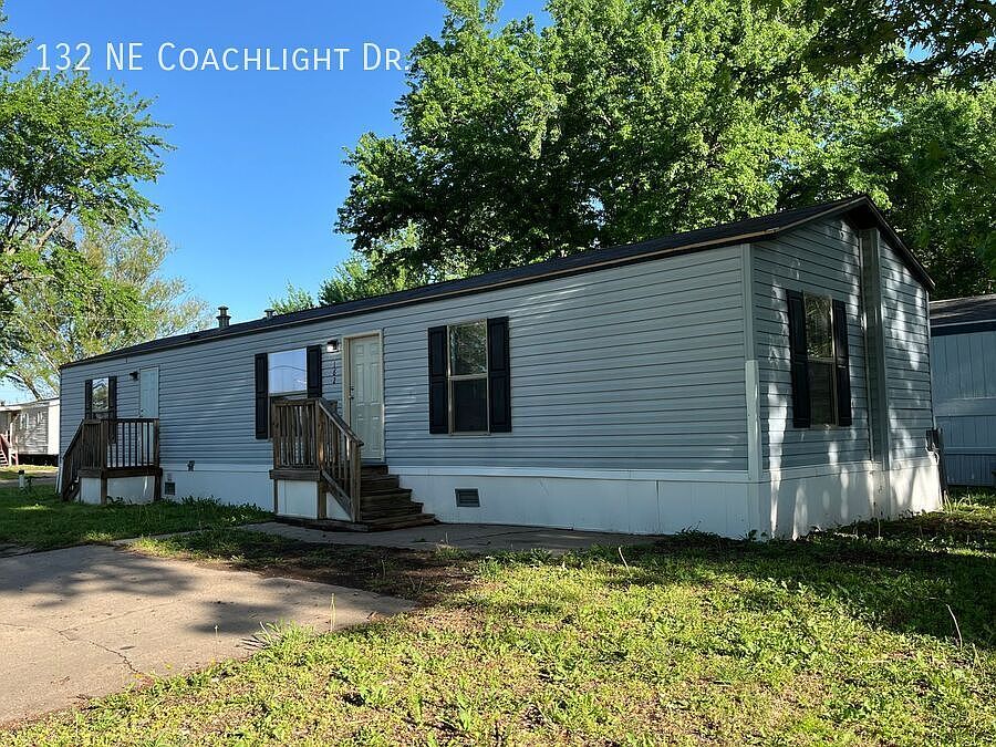 1st image of 132 NE Coachlight Dr