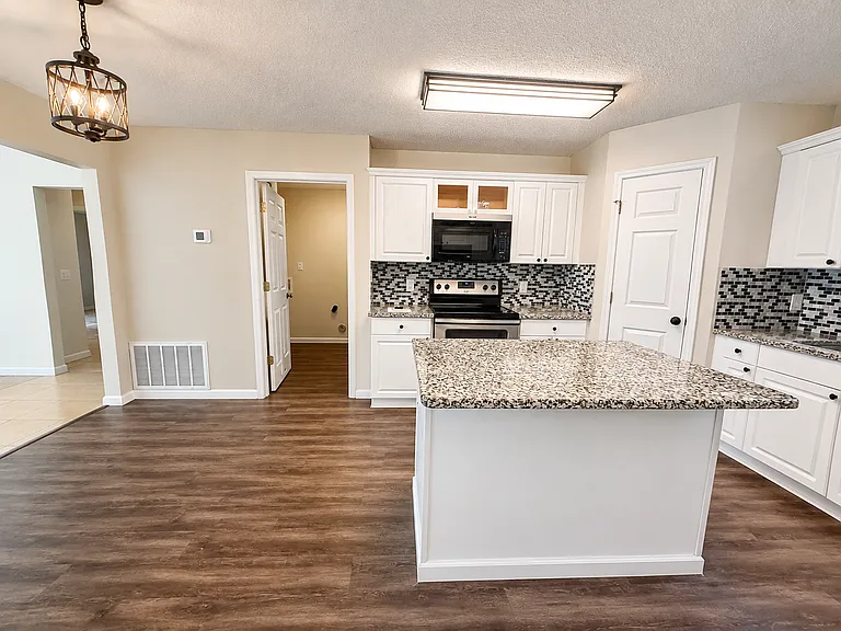 2722 Shalimar Dr — Photo 4