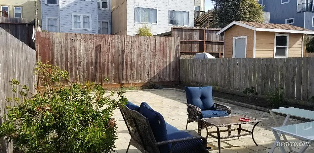 Remodeled Junior One Bedroom with Shared Yard — Photo 2