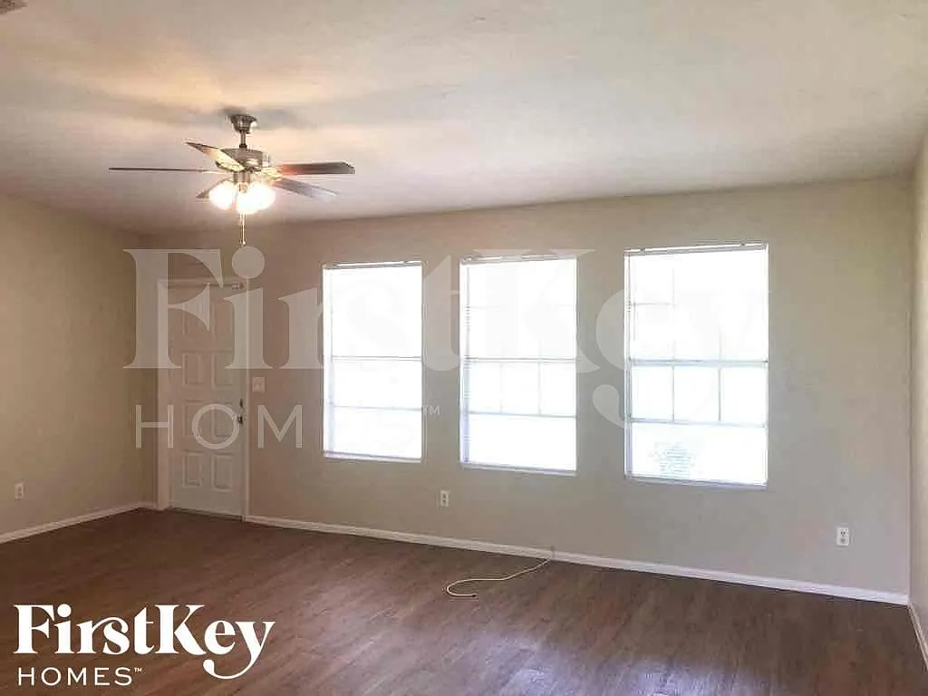 3 bed, 2.0 bath, 1176 sqft, $1,835 — Photo 2