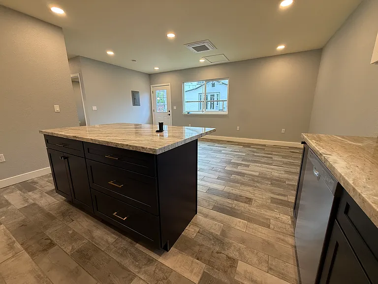 737 Walnut St — Photo 8