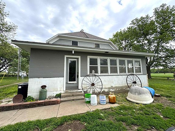 5th image of 1071 Acorn Rd