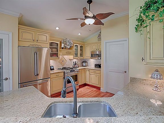 3rd image of 3168 Burbank Ln