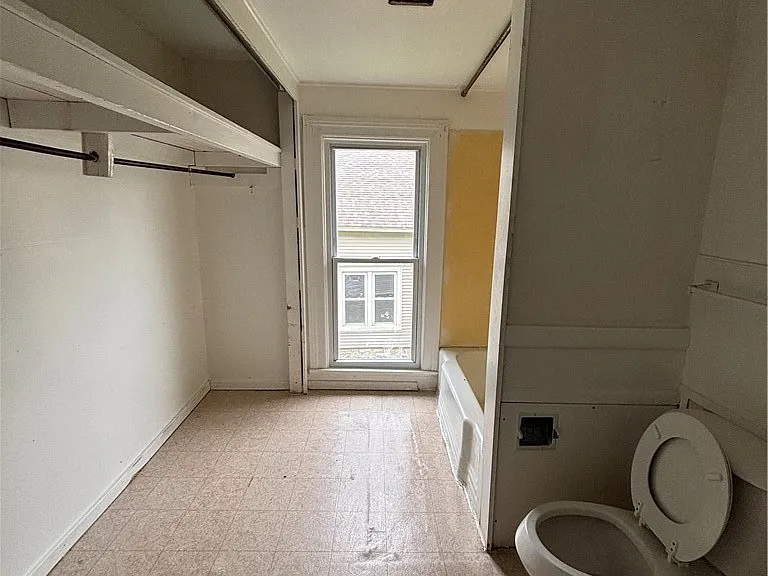 131 Flower Ave W — Photo 8