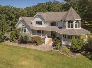 17 Skahen Dr, Tomkins Cove, NY