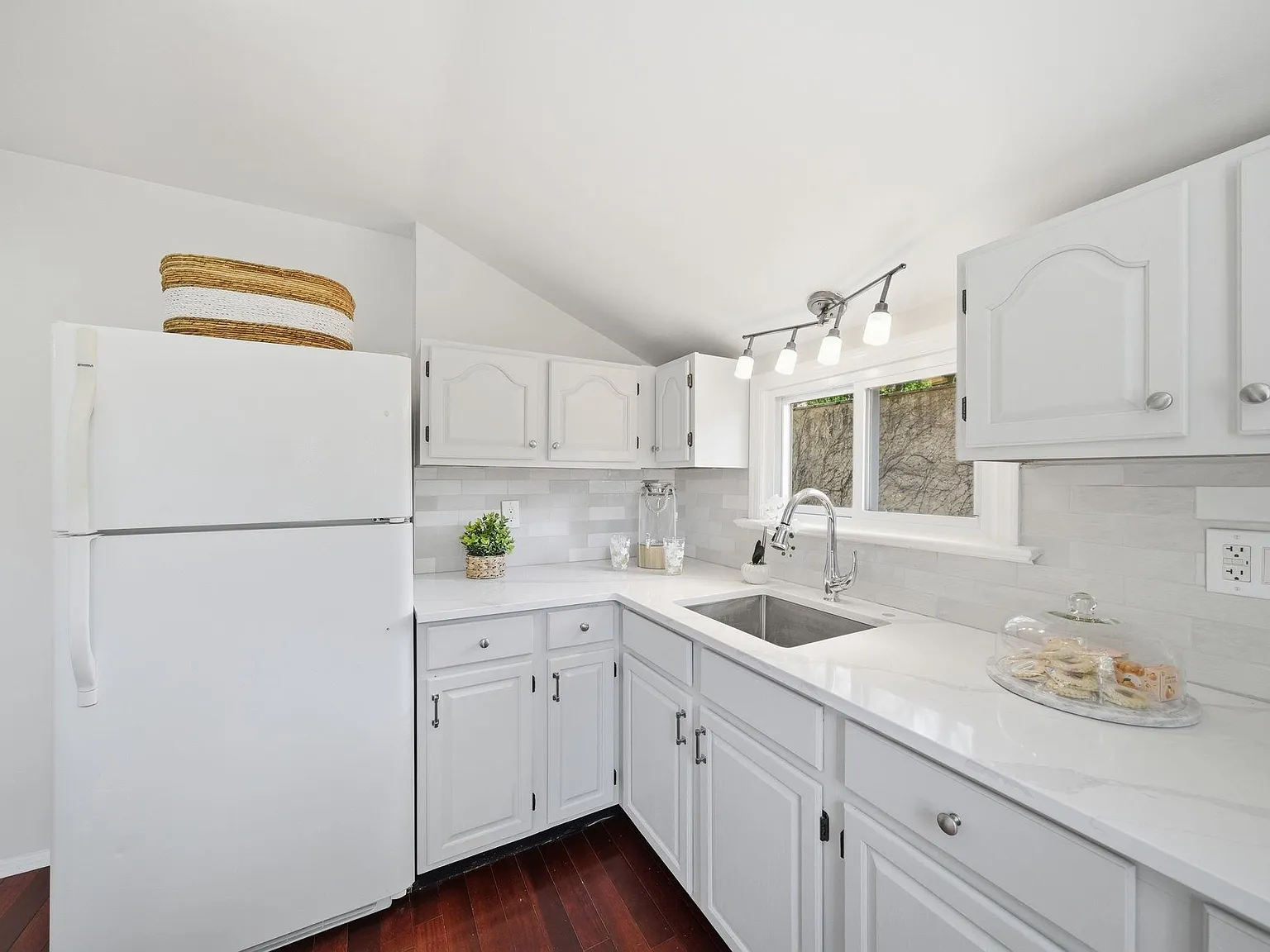 2 bed, 1.0 bath, $2,285 — Photo 2