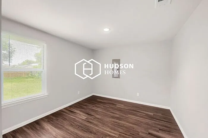 229 De Haven St #B — Photo 8