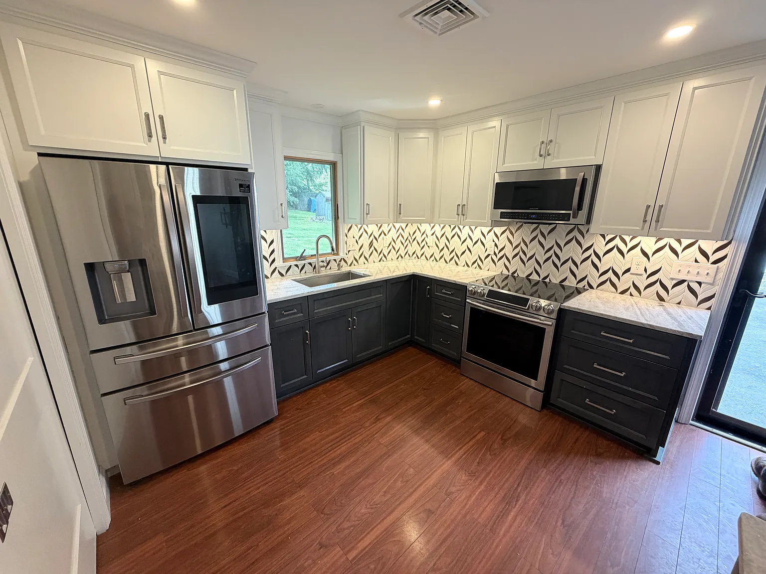 3 bed, 954 sqft, $2,900 — Photo 2