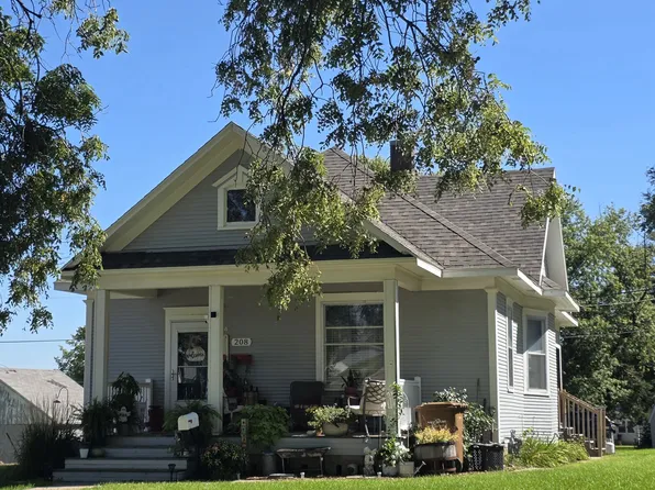 208 N Walnut St, Carroll, IA 51401