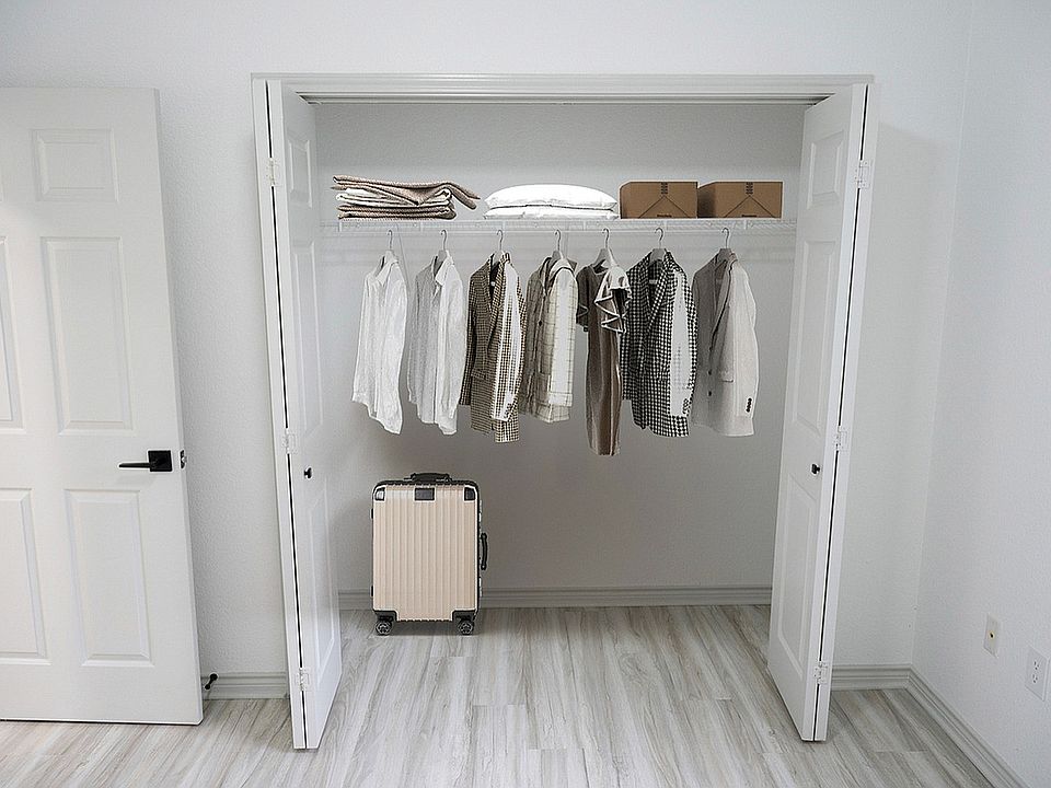2x1 909 sqft B1 - Closet
