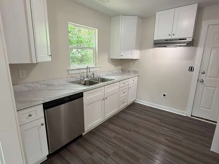 214 W Lokey Ave — Photo 2